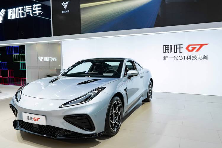 重庆240哪吒汽车在智能汽车领域的表现，领途汽车在新能源汽车市场中的影响力